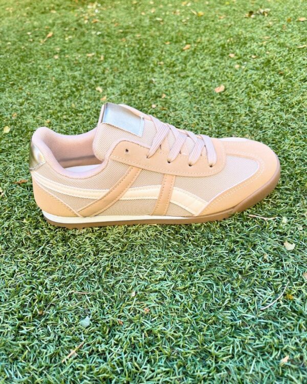 60 Sneakers Street ⚫