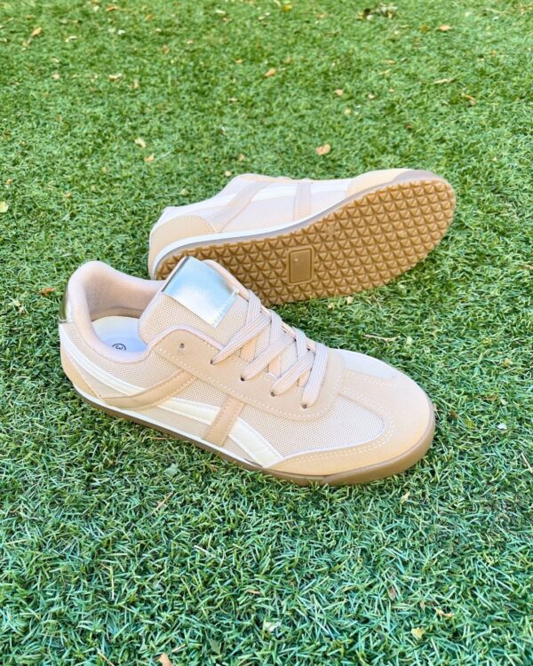 61 Sneakers Street ⚫